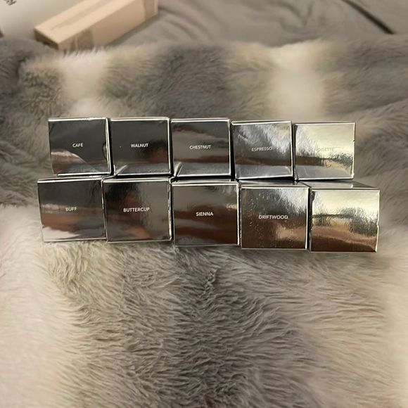 BECCA Cosmetics Skin Love  Blur Foundation - Picture 2 of 3